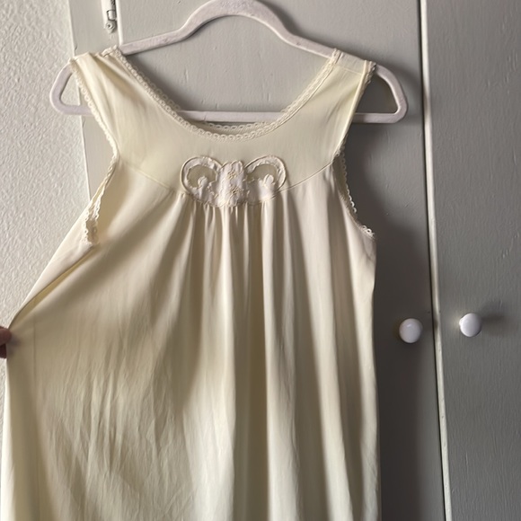 Vintage yellow lace sleeveless nightgown slip - Picture 3 of 7